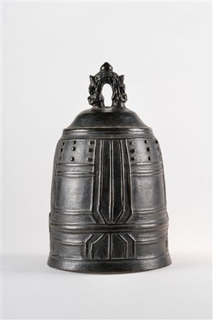 Arte Cinese  A cast bronze bell with zoomorphic handle Japan, 19th century.