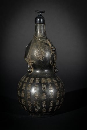 Arte Cinese  A bronze double pumpkin shaped pilgrim flask engraved with auspicious inscriptions China, early 20th century  .