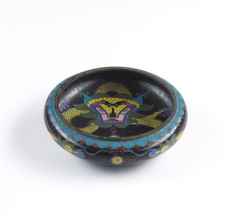 Arte Cinese  A cloisonnè bowl decorated with dragon over black background and bearing a four character Ming at the baseChina, Qing dynasty, late 19th century .