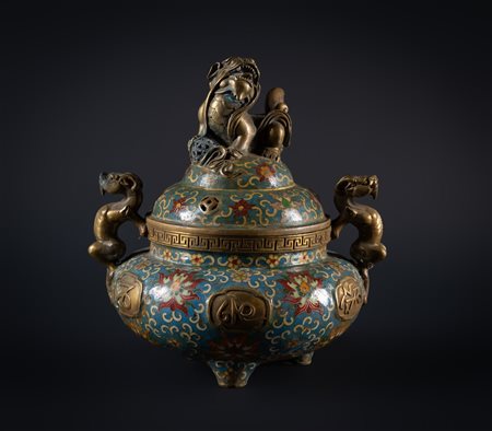 Arte Cinese  A cloisonnè tripod censer bearing a seal mark at the base China, early 20th century .