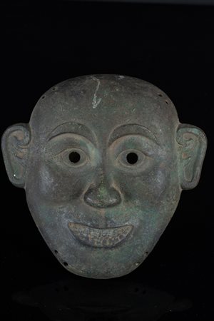 Arte Cinese  A Chinese bronze archaic style mask of a man.