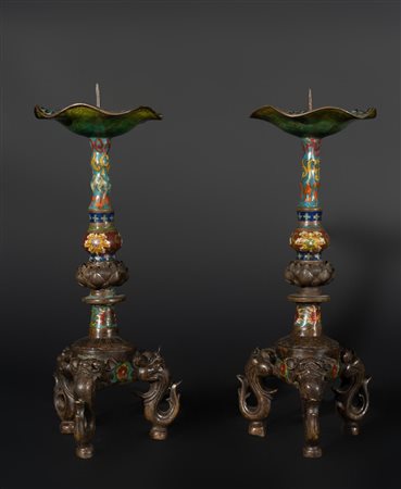 Arte Cinese  A pair of cloisonné enameled bronze candlesticks China, Qing dynasty, 19th century .