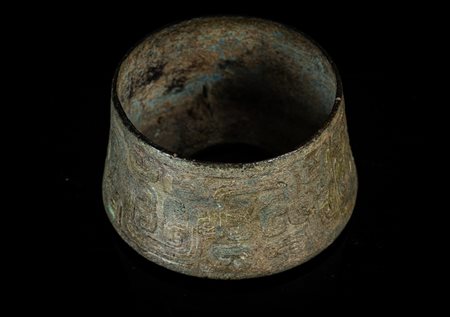 Arte Cinese  A Chinese archaic bronze element engraved in the Warring States period style .