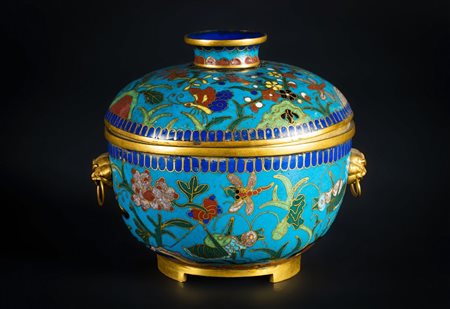 ARTE GIAPPONESE  A round cloisonné enamelled box and cover decorated with sprays and butterflies Japan, 19th century .