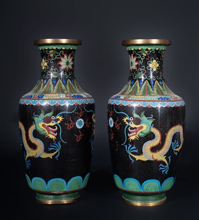Arte Cinese  A pair of cloisonnè vases decorated with dragons over black ground China, Qing dynasty, 19th century .