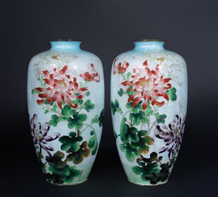 ARTE GIAPPONESE  A pair of Guilloche enameled vases Japan, early 20th century.