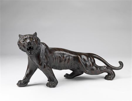 ARTE GIAPPONESE  A bronze sculpture of a tiger bearing a mark under the stomachJapan, 19th century .