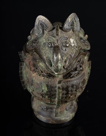 Arte Cinese  A bronze zoomorphic lidded vase in the archaic style China, 19th century or earlier .