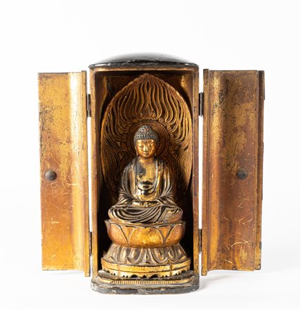 ARTE GIAPPONESE  A wooden lacquer altar with figure of AmidaJapan, 19th century .