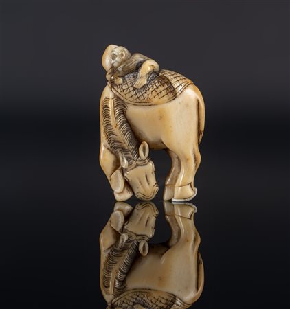 ARTE GIAPPONESE  An ivory netsuke depicting a monkey riding a horse Japan, 19th century .