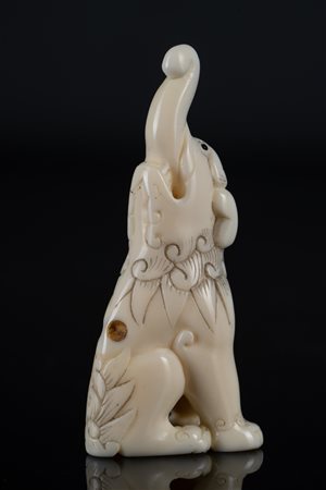 ARTE GIAPPONESE  An ivory netsuke depicting an elephant with upward truck Japan, 19th century .