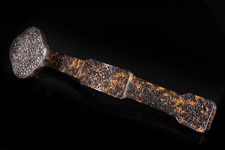 Arte Cinese  A tortoise shell veneered ruyi scepterChina, Qing dynasty, 19th century .