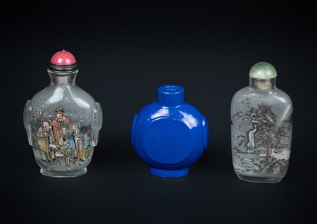 Arte Cinese  Two reverse painted and one porcelain snuff bottleChina, 19th century .
