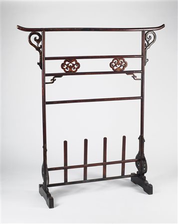 Arte Cinese  A wooden lacquered clothes hanger China, 20th century .