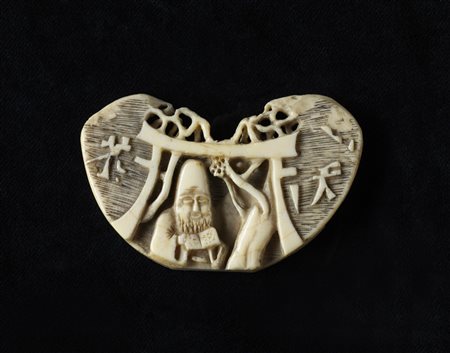 Arte Cinese  An ivory carving depicting a scholar and inscriptionsChina, late 19th century .
