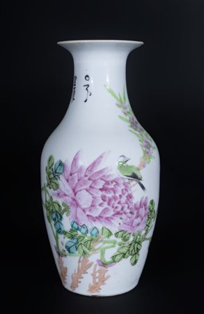 Arte Cinese  A porcelain vase painted with peony and a long inscription China, 20th century .