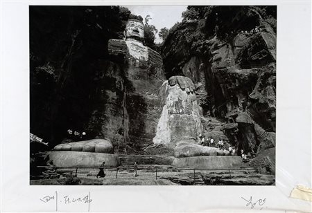 Arte Cinese  A collection of 13 photographs depicting Chinese places and habits .