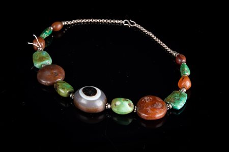 Arte Cinese  A silver and semi-precious stones necklaceTibet 19th century .