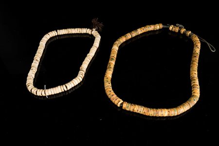 Arte Cinese  One bone and one shell malaTibet, 19th/ 20th century.