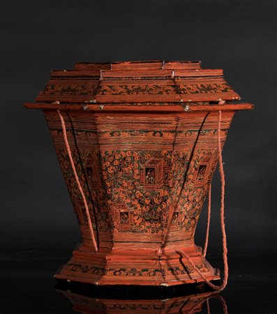 Arte Sud-Est Asiatico  A lacquer octagonal container and cover painted with characters, clouds and vegetal motifs Burma, 19th century .