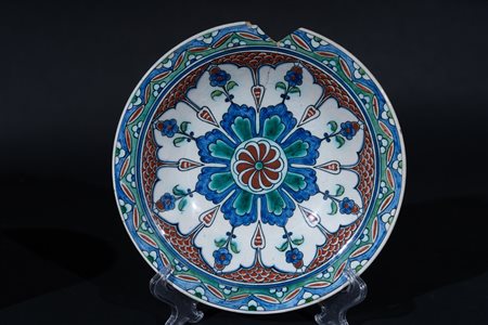 Arte Islamica  A Cantagalli dish in the Iznik style Italia, Florence, first half 20th century .