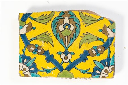 Arte Islamica  A cuerda seca pottery tile fragment Safavid Iran, 17th century  .