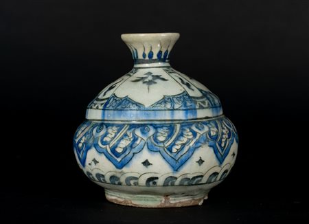 Arte Islamica  A Safavid blue and white pottery huqqa baseIran, 17th century .