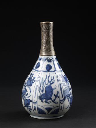 Arte Islamica  Safavid blue and white pottery bottle with added silver mouth Iran, 17th century .