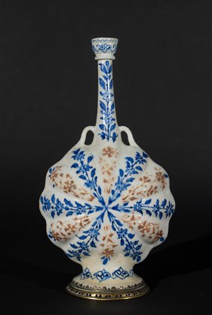 Arte Islamica  A Safavid pottery bottle Persia, Kirman, 17th century .
