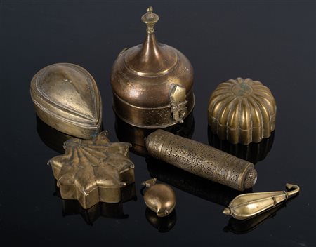Arte Islamica  A collection of seven Mughal brass boxesIndia, 19th century .