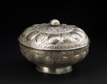 Arte Islamica  A silver embossed Indian or Ottoman lidded bowl 19th century .