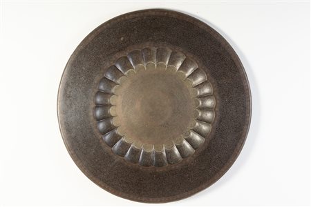 Arte Islamica  A large bronze tray engraved with flower scrolls Persia, early 20th century .