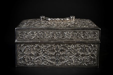 Arte Islamica  An silver box with Mughal style flowers India, 19th century .