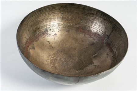 Arte Islamica  A large high tin bronze Ghaznavid bowlEastern Iran or Afghanistan, 12th century  .