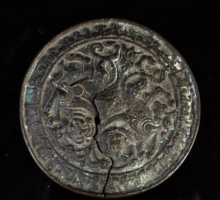 Arte Islamica  A Seljuk bronze mirror decorated with sphinxes and epigraphy Persia, 12th century .