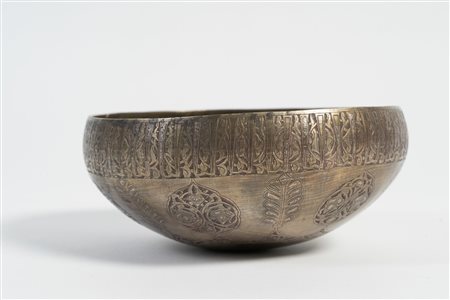 Arte Islamica  A Mosul high tin bronze bowl with calligraphy on the edge Northern Mesopotamia, 14th century .