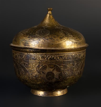 Arte Islamica  An Ottoman tombak lidded bowlTurkey, 17-18th century.