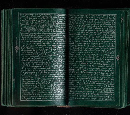 Arte Islamica  A 20th century pocket Qur'an on green paper .