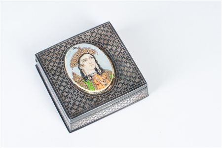 Arte Islamica  A small bidri box with the miniature of a princessIndia, Deccan, 19th century .