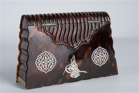 Arte Islamica  A tortoise shell purse shaped box decorated with arabesques and tughra Turkey, early 20th century .