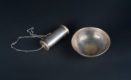 Arte Islamica  A partially gilded silver cup and pan leaf holder India, 19th century  .