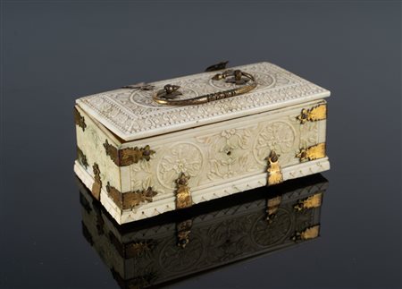 Arte Islamica  A Mughal ivory box carved with flowers India, 18th century.