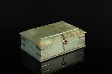 Arte Islamica  A Mughal jade box with silver fittings India, 18th-19th century .