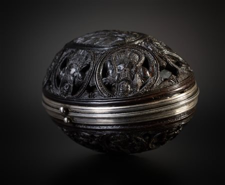 Arte Islamica  A finely carved silver and coconut egg shaped box India, 19th century .