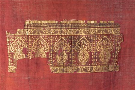 Arte Islamica  An early Mughal textile fragment decorated with gold leafIndia, 16th-17th century .