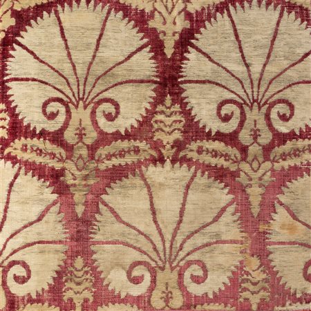 Arte Islamica  An Ottoman voided velvet (chatma) textile fragment decorated with fan carnation patternTurkey, Bursa, late 16th - early 17th century .