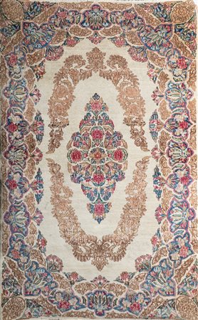 Arte Islamica  A Kirman carpet over white ground Iran, early 20th century .