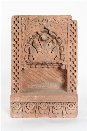 Arte Islamica  A red spotted sandstone niche Northern India, 18th-19th century .