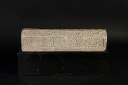 Arte Islamica  An Abbassid marble slab with kufi epigraphy and Samarra style carvingsNorthern Africa, 11th century .