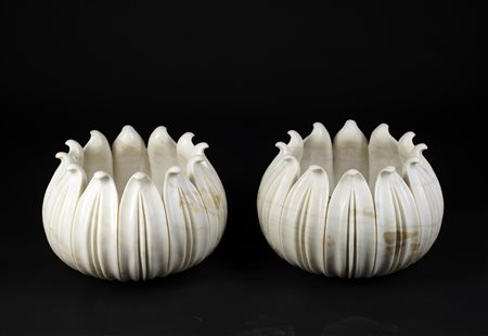 Arte Islamica  A pair of Mughal style lotus shaped white marble jardinieresIndia, 20th century .